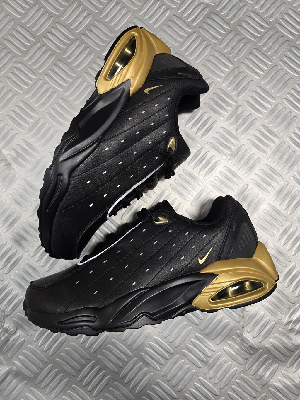 NIKE NOCTA NEGRAS GOLD